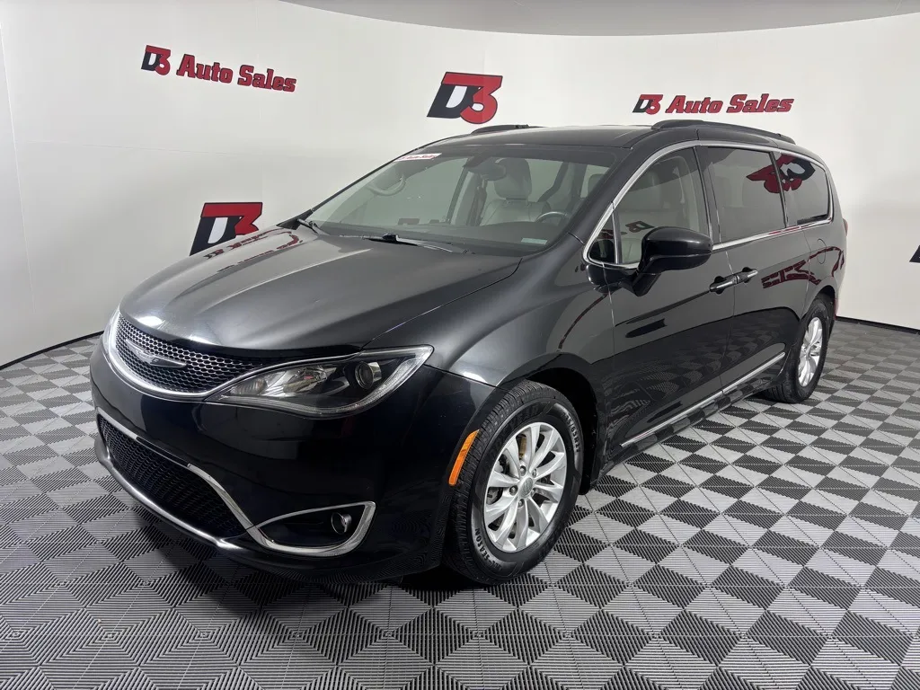 Used 2017 Chrysler Pacifica Touring-L with VIN 2C4RC1BG9HR633497 for sale in West Memphis, AR
