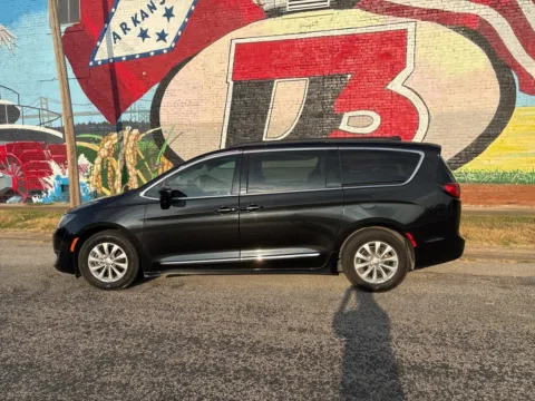Another view of 2017 Chrysler Pacifica Touring L for sale in Des Arc, AR at D3 Auto Sales - Des Arc, AR
