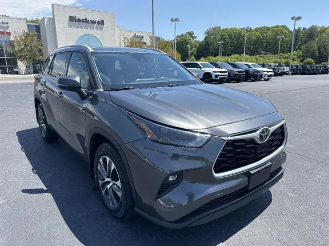 Gray 2022 Toyota Highlander XLE for sale in Danville, VA