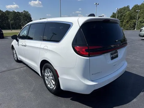 More photos of 2027 Chrysler Pacifica Select at Blackwell Chrysler Dodge Jeep Ram Fiat Kia, VA