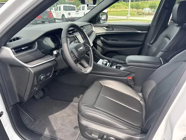 2025 Jeep Grand Cherokee Limited photo 3