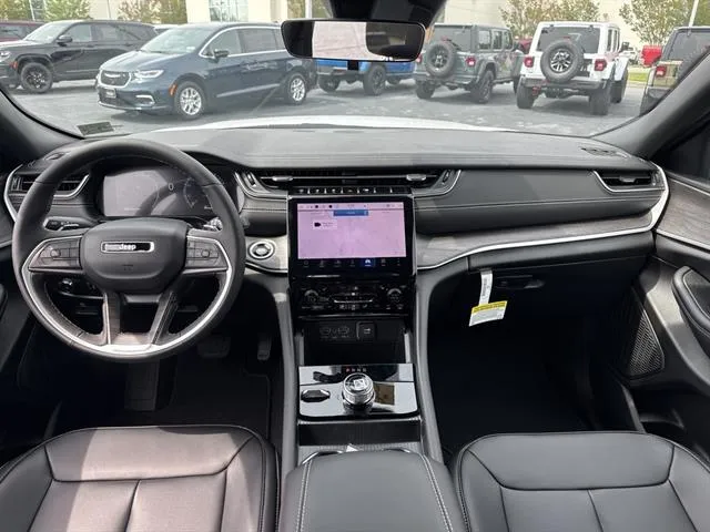 2025 Jeep Grand Cherokee Limited photo 4