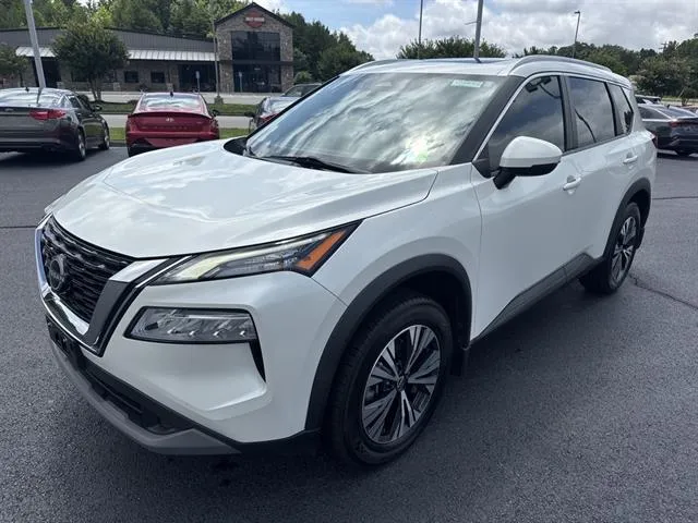 White 2022 Nissan Rogue SV for sale in Danville, VA