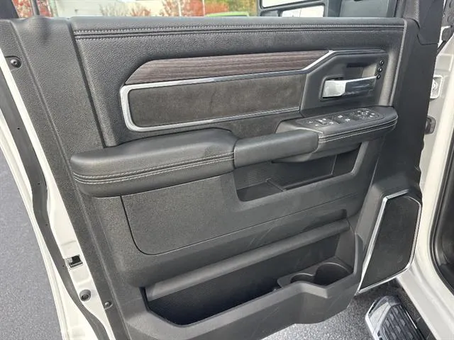 2026 RAM 3500 Laramie - Photo 9