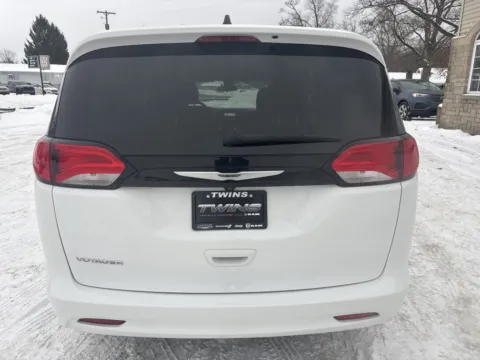 More photos of 2022 Chrysler Voyager LX at Twins Chrysler Dodge Jeep Ram, MI