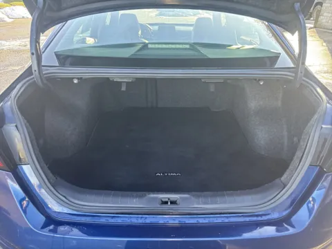 More photos of 2019 Nissan Altima 2.5 SR at Twins Chrysler Dodge Jeep Ram, MI