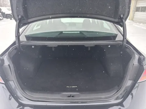 More photos of 2022 Nissan Altima 2.5 SV at Twins Chrysler Dodge Jeep Ram, MI