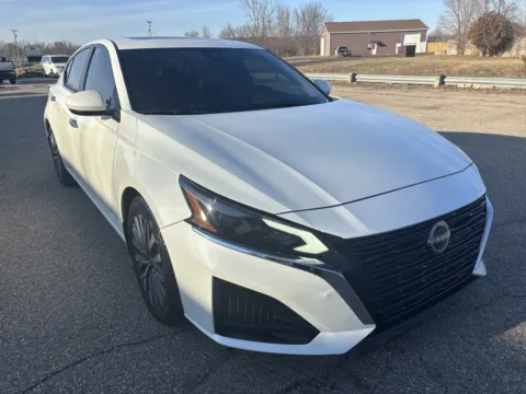 White 2023 Nissan Altima 2.5 SV for sale in Wayland, MI