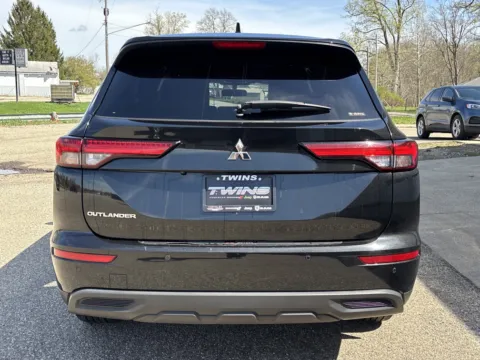 More photos of 2022 Mitsubishi Outlander ES at Twins Chrysler Dodge Jeep Ram, MI