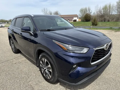 Blue 2022 Toyota Highlander XLE for sale in Wayland, MI