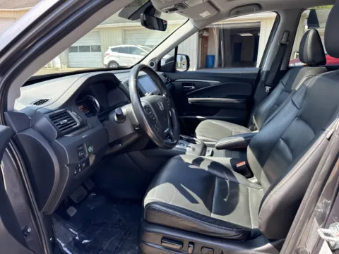 More photos of 2023 Honda Ridgeline RTL at Twins Chrysler Dodge Jeep Ram, MI