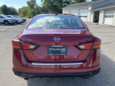 More photos of 2023 Nissan Altima 2.5 SR at Twins Chrysler Dodge Jeep Ram, MI