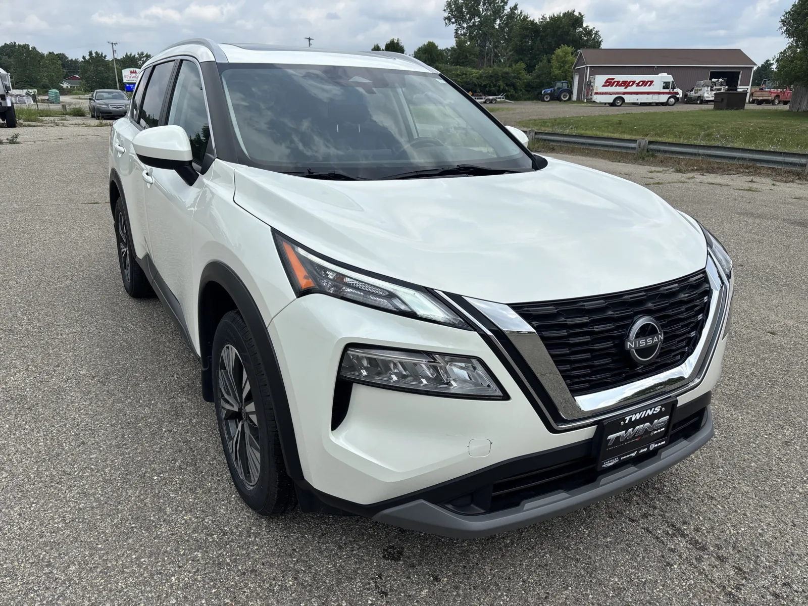 White 2023 Nissan Rogue SV for sale in Wayland, MI