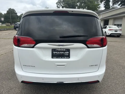 More photos of 2019 Chrysler Pacifica Limited at Twins Chrysler Dodge Jeep Ram, MI