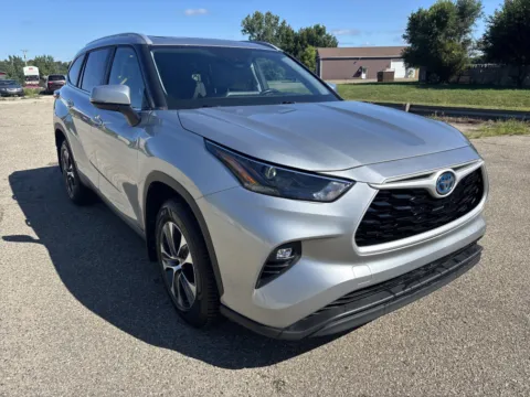 Silver 2023 Toyota Highlander Hybrid XLE for sale in Wayland, MI