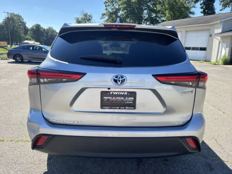 More photos of 2023 Toyota Highlander Hybrid XLE at Twins Chrysler Dodge Jeep Ram, MI