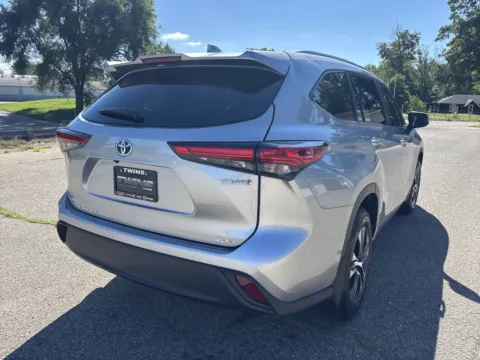 More photos of 2023 Toyota Highlander Hybrid XLE at Twins Chrysler Dodge Jeep Ram, MI