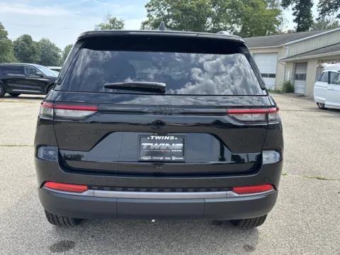 More photos of 2027 Jeep Grand Cherokee Limited at Twins Chrysler Dodge Jeep Ram, MI