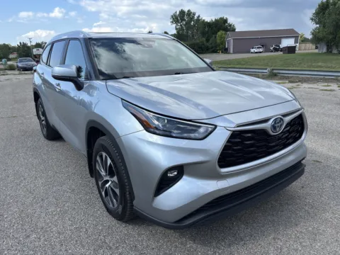 Silver 2023 Toyota Highlander Hybrid XLE for sale in Wayland, MI
