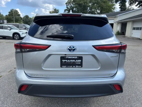 More photos of 2023 Toyota Highlander Hybrid XLE at Twins Chrysler Dodge Jeep Ram, MI