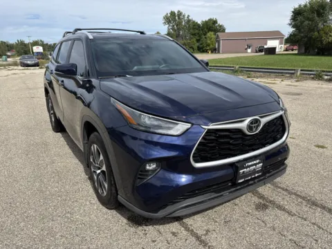 Blue 2024 Toyota Highlander XLE for sale in Wayland, MI