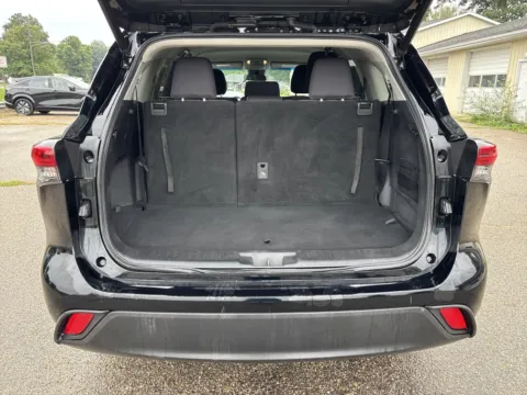 More photos of 2022 Toyota Highlander Hybrid LE at Twins Chrysler Dodge Jeep Ram, MI