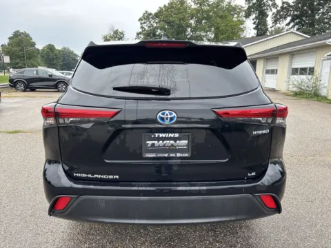 More photos of 2022 Toyota Highlander Hybrid LE at Twins Chrysler Dodge Jeep Ram, MI