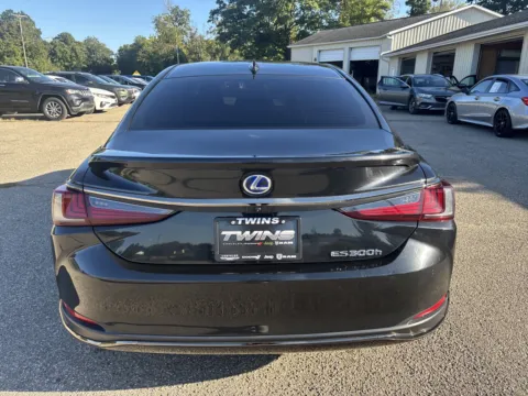 More photos of 2022 Lexus ES 300h F SPORT at Twins Chrysler Dodge Jeep Ram, MI