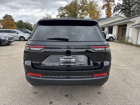 More photos of 2027 Jeep Grand Cherokee Laredo X at Twins Chrysler Dodge Jeep Ram, MI