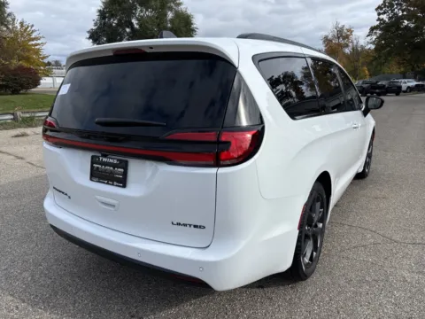 More photos of 2027 Chrysler Pacifica Limited at Twins Chrysler Dodge Jeep Ram, MI
