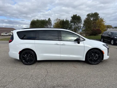 More photos of 2027 Chrysler Pacifica Limited at Twins Chrysler Dodge Jeep Ram, MI