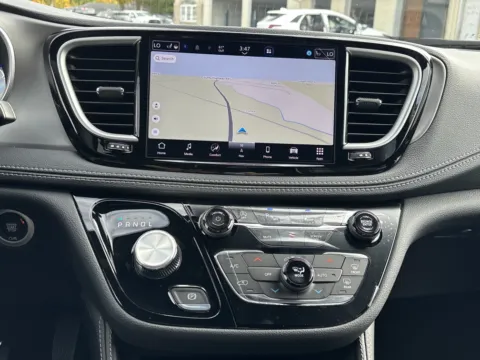 More photos of 2027 Chrysler Pacifica Limited at Twins Chrysler Dodge Jeep Ram, MI