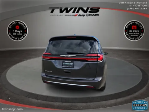 More photos of 2022 Chrysler Pacifica Touring L at Twins Chrysler Dodge Jeep Ram, MI