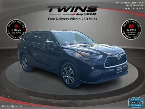 Gold 2022 Toyota Highlander XLE for sale in Wayland, MI