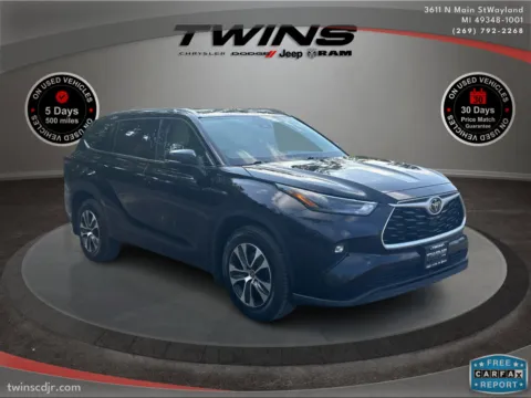 Gold 2022 Toyota Highlander XLE for sale in Wayland, MI