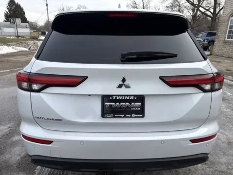 More photos of 2022 Mitsubishi Outlander ES at Twins Chrysler Dodge Jeep Ram, MI