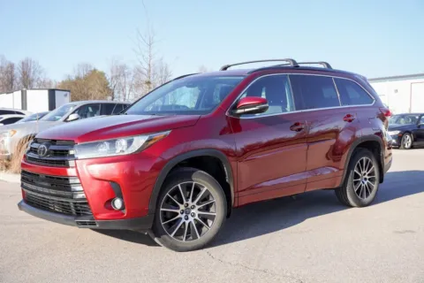 Photos of 2017 Toyota Highlander SE for sale in Bloomington, IN at Foreign Auto Connect