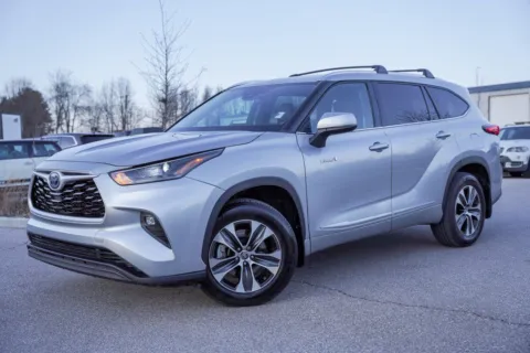 Photos of 2021 Toyota Highlander Hybrid XLE for sale in Bloomington, IN at Foreign Auto Connect