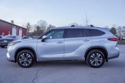 More photos of 2021 Toyota Highlander Hybrid XLE at Foreign Auto Connect, IN