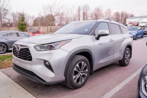 Photos of 2021 Toyota Highlander Hybrid XLE for sale in Bloomington, IN at Foreign Auto Connect