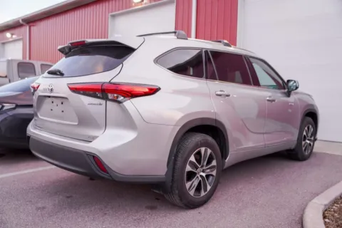 Another view of 2021 Toyota Highlander Hybrid XLE for sale in Bloomington, IN at Foreign Auto Connect