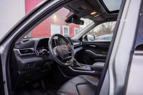 More photos of 2021 Toyota Highlander Hybrid XLE at Foreign Auto Connect, IN