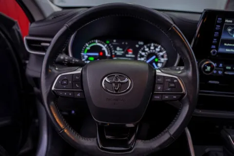 More photos of 2021 Toyota Highlander Hybrid XLE at Foreign Auto Connect, IN