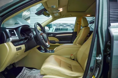 More photos of 2019 Toyota Highlander XLE at Foreign Auto Connect, IN