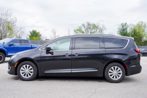 More photos of 2018 Chrysler Pacifica Touring L Plus at Foreign Auto Connect, IN