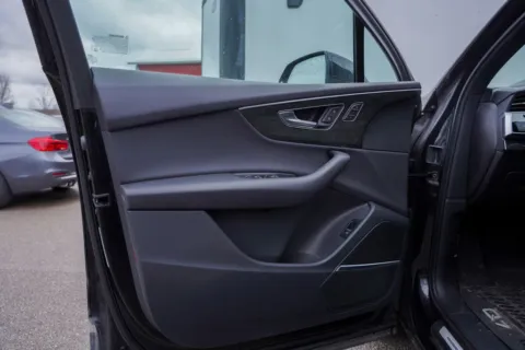 More photos of 2021 Audi Q7 55 Premium Plus at Foreign Auto Connect, IN