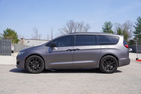 More photos of 2017 Chrysler Pacifica Touring L Plus at Foreign Auto Connect, IN