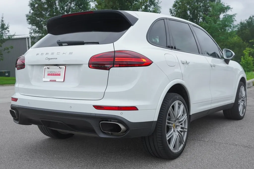 2018 Porsche Cayenne Base Platinum Edition photo 4