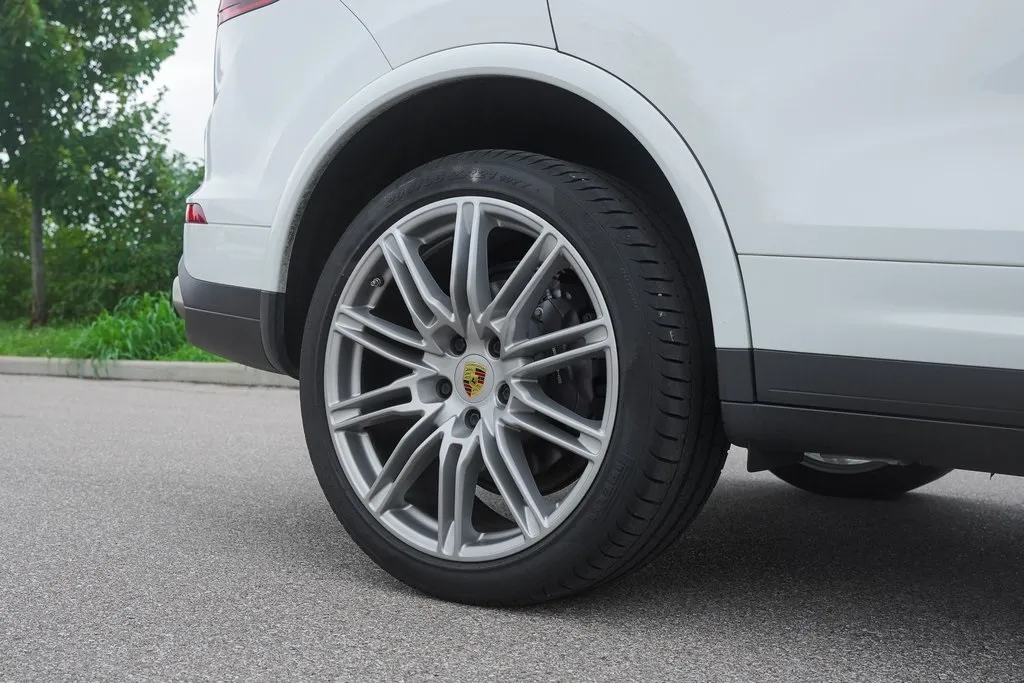 2018 Porsche Cayenne Base Platinum Edition photo 20