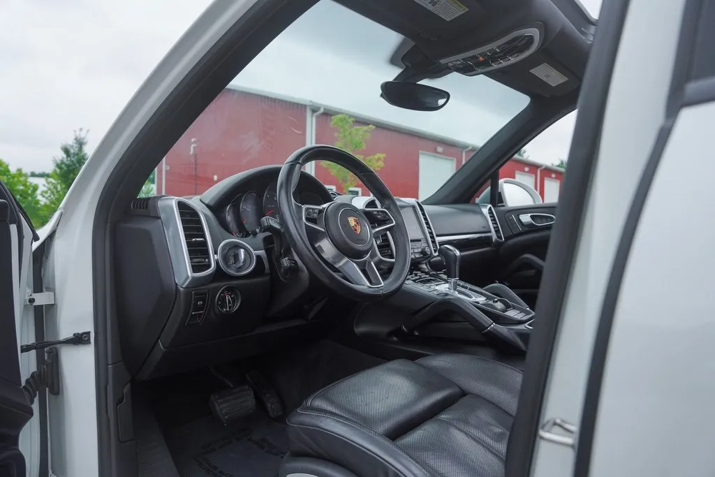 2018 Porsche Cayenne Base Platinum Edition photo 6